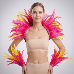 Può includere: Un set di accessori in piume rosa brillante e giallo composto da un grande pezzo a strati per le spalle e due polsini abbinati. Le piume sono disposte in un motivo denso e vivace, creando un look audace e strutturato per le spalle e le braccia.