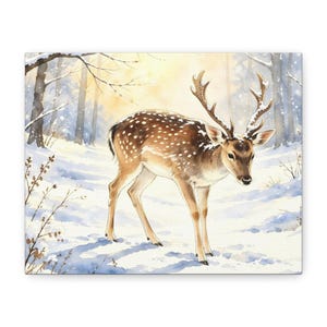 Könnte beinhalten: Eine Illustration im Aquarellstil eines gefleckten Hirsches mit großem Geweih, der in einem verschneiten Wald steht. Der Hirsch hat ein braunes Fell mit weißen Flecken und sein Geweih ist mit Schnee bestäubt. Der Hintergrund zeigt kahle Bäume und weiches Licht.