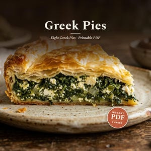 Può includere: Una fetta di torta greca con strati di pasta fillo dorata e sfogliata, ripiena di spinaci verde scuro e formaggio bianco. Il testo recita Greek Pies, Eight Greek Pies, Printable PDF, e un bollino circolare indica Instant PDF 9 Pages.