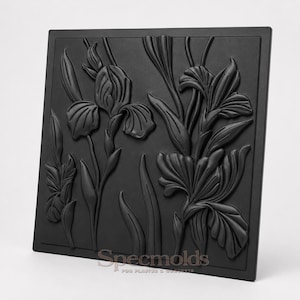 Puede incluir: Un molde cuadrado negro con un diseño en relieve de flores de iris y hojas. La superficie muestra detalles florales intrincados con contornos suaves. El texto Specmolds for plaster & concrete está grabado en la parte inferior central.