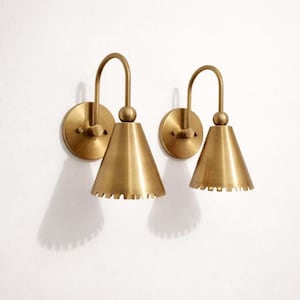 Kegelförmige Wandleuchte aus massivem Messing: Leselampe im Mid-Century-Modern-Stil mit geriffeltem Rand