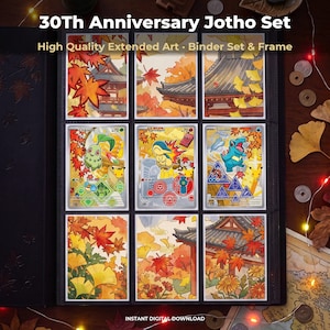 Può includere: Un raccoglitore 30th Anniversary Jotho Set contenente nove carte collezionabili di Chikorita, Cyndaquil e Totodile, con illustrazioni estese che raffigurano l'architettura di templi giapponesi, foglie d'acero rosse e fogliame di ginkgo giallo.