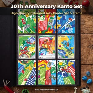 Può includere: Un raccoglitore nero contenente nove carte collezionabili con illustrazioni colorate di Bulbasaur, Charmander e Squirtle con Pikachu e vari oggetti. Il testo recita 30Th Anniversary Kanto Set, High Quality Extended Art - Binder Set & Frame e Instant Digital Download.