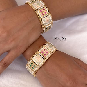Brazaletes indios chapados en oro con técnica Meenakari, brazaletes de diseño con rubíes, esmeraldas y perlas, joyería étnica nupcial para bodas, conjunto de pulseras tradicionales indias