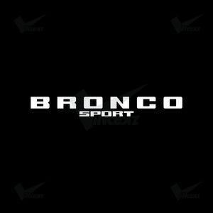 Peut inclure: Un design graphique présentant le mot BRONCO en grandes lettres capitales blanches et grasses, avec le mot SPORT positionné directement en dessous dans une police sans empattement blanche plus petite, sur un fond noir uni.