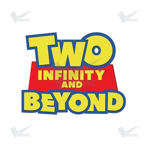 Può includere: Un design grafico che presenta il testo giallo TWO con un contorno blu, posizionato sopra un trapezio rosso contenente il testo giallo INFINITY AND, che si trova sopra il testo giallo BEYOND con un contorno blu su sfondo bianco.