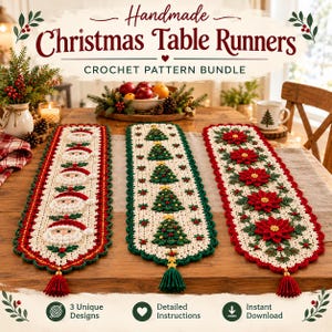 Puede incluir: Tres caminos de mesa navideños tejidos a mano con motivos festivos: un patrón de Papá Noel, un diseño de árbol de Navidad y un arreglo floral de flores de Pascua. Cada camino tiene un borde festoneado y una borla decorativa al final.