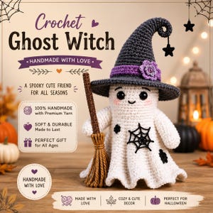 Puede incluir: Una muñeca fantasma bruja tejida a ganchillo a mano con cuerpo blanco y bordado de telaraña negra, que lleva un sombrero puntiagudo gris oscuro con una banda y flor moradas. El fantasma sostiene una escoba de lana marrón.