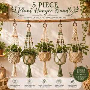 Könnte beinhalten: Ein 5-teiliges Pflanzenhänger-Set mit handgefertigten Häkel-Pflanzampeln. Das Set enthält fünf einzigartige Designs aus cremefarbener und salbeigrüner Baumwollkordel, verziert mit Holzperlen und abschließenden dekorativen Quasten.
