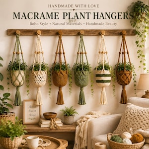 Può includere: Sei portapiante in macramè in varie tonalità di verde, crema e marrone, appesi a una mensola a muro in legno. Ogni supporto presenta motivi a corda annodata, perline di legno e una nappa, contenenti piante verdi in vaso.