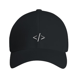 Könnte beinhalten: Eine einfarbige schwarze Baseballkappe mit einem mittig platzierten, weiß gestickten Code-Symbol, bestehend aus einem Kleiner-als-Zeichen, einem Schrägstrich und einem Größer-als-Zeichen. Die Kappe hat eine strukturierte Krone und einen gebogenen Schirm.