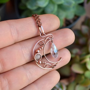 Collier lune tourbillonnant en cuivre avec pierre de lune et perle de cristal. Collier bohème élégant. Bijoux lune uniques. Bijoux faits main avec enroulement de fil.