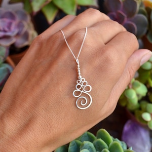 Mini collier Unalome en argent sterling. Bijoux emballés dans du fil. Bijoux de guérison. Bijoux Unalome. Collier délicat en argent sterling. Cadeau pour elle