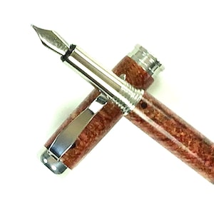 Holzfüllfederhalter - Schöne schwarze Esche Maser rot gefärbt und stabilisiert - Made in USA Edelstahl-Hardwares - 002FPSSD