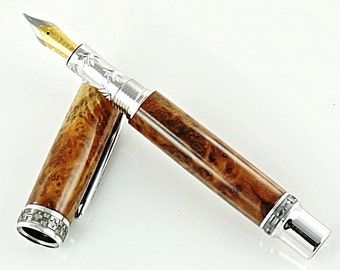 Pluma estilográfica de madera personalizada - Red Mallee Burl - Herrajes de titanio negro y rodio - 808FPXLC