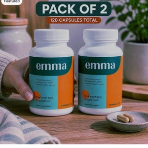 Op de afbeelding: Twee witte plastic flessen met Emma voedingssupplement capsules, in totaal 120 capsules. Elke fles heeft een blauwgroen en oranje etiket met de tekst "emma", "Promotes Regularity, Bloating & Gas Relief, Supports Flatter Tummy" en "give your gut a vacation!"