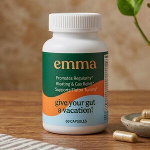 Op de afbeelding: Een witte plastic fles met Emma voedingssupplementcapsules met een groen, oranje en lichtblauw etiket. De tekst luidt: emma, Promotes Regularity, Bloating & Gas Relief, Supports Flatter Tummy, give your gut a vacation!, en 60 CAPSULES.