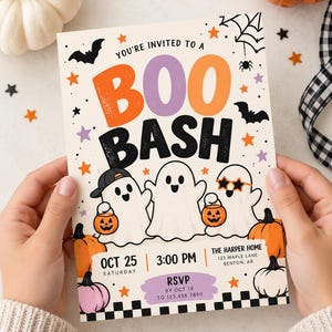 以下が含まれることがあります： オレンジと黒の文字で「BOO BASH」と書かれた長方形のハロウィンパーティーの招待状。クリーム色の背景に、3匹の漫画の幽霊、カボチャ、コウモリ、星が描かれており、10月25日午後3時からのイベント詳細が記載されています。
