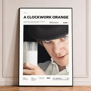 Op de afbeelding: Een ingelijste filmposter voor A Clockwork Orange met een close-up van een persoon met een zwarte bolhoed die een glas melk vasthoudt, met de filmtitel, regisseur Stanley Kubrick en een restrictief beoordelingslabel in zwarte tekst.