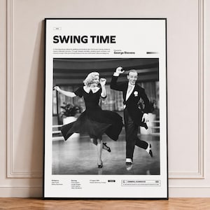Puede incluir: Un póster de película en blanco y negro de Swing Time con una fotografía de una pareja bailando. El póster incluye el título de la película, el director George Stevens, el reparto, la fecha de estreno y una breve sinopsis.