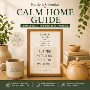 Może przedstawiać: Oprawiony wydruk zatytułowany Kettle & Calendar Calm Home Guide z tekstem Put the kettle on. Sort the week out. Beżowy kubek z napisem Kettle & Calendar, nakrapiany ceramiczny czajniczek i mała miseczka znajdują się obok oprawionego przewodnika.