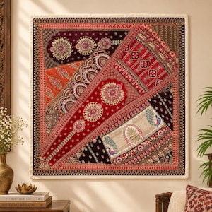 Könnte beinhalten: Ein quadratischer Wandbehang aus einem Patchwork aus reichhaltigen Stoffen in den Farben Dunkelrot, Orange, Schwarz und Gold. Das Textil zeigt aufwendige Stickereien, kreisförmige Blumenmotive, Paillettenverzierungen und ein zentrales Urnendesign.