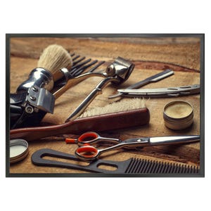 Peut inclure: Un ensemble d'outils de coiffure comprenant une tondeuse à cheveux argentée et noire, une brosse à manche en bois avec des poils clairs, un rasoir droit, une petite boîte ronde de cire, des ciseaux argentés à anneaux orange et un peigne noir.