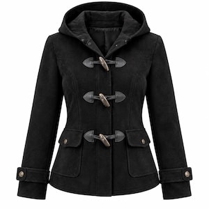Könnte beinhalten: Eine schwarze Kapuzenjacke mit dezentem Ton-in-Ton-Muster, langen Ärmeln mit geknöpften Manschetten und einem Vorderverschluss mit drei Holzknebelknöpfen an schwarzen Kunstlederlaschen. Zwei Pattentaschen mit Metallknöpfen befinden sich vorne.