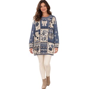 Könnte beinhalten: Ein langärmeliger blauer Strickpullover mit Patchwork-Design und cremefarbenen Einsätzen. Das Muster zeigt Teddybären, Schleifen, Herzen und Blumenmotive. Der Pullover wird mit einer cremefarbenen Slim-Fit-Hose und beigen Stiefeletten kombiniert.