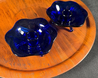 Paire de bougeoirs Fenton en verre bleu cobalt, bougeoirs Art déco fleur de lotus