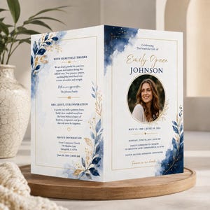 Puede incluir: Un programa funerario plegado con un diseño de acuarela en azul marino y dorado. La parte frontal muestra una foto circular de Emily Grace Johnson, fechas y detalles del servicio. El interior incluye texto de agradecimiento y homenaje.