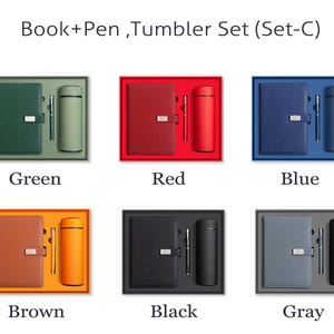 K&ouml;nnte beinhalten: Ein Geschenkset mit der Aufschrift Book+Pen, Tumbler Set (Set-C) in sechs Farbvarianten: Gr&uuml;n, Rot, Blau, Braun, Schwarz und Grau. Jedes Set enth&auml;lt ein rechteckiges Notizbuch mit silbernem Verschluss, einen passenden Stift und einen zylindrischen Becher.