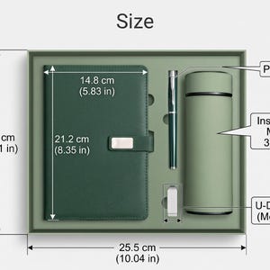K&ouml;nnte beinhalten: Ein Geschenkset in einer gr&uuml;nen Box mit einem dunkelgr&uuml;nen Notizbuch von 14,8 cm mal 21,2 cm, einem silbernen Stift, einem 350 ml Isolierbecher und einem 8 GB USB-Stick. Die Box misst 30,0 cm mal 25,5 cm und enth&auml;lt Beschriftungen f&uuml;r jeden Artikel.