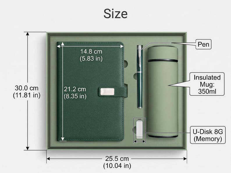 K&ouml;nnte beinhalten: Ein Geschenkset in einer gr&uuml;nen Box mit einem dunkelgr&uuml;nen Notizbuch von 14,8 cm mal 21,2 cm, einem silbernen Stift, einem 350 ml Isolierbecher und einem 8 GB USB-Stick. Die Box misst 30,0 cm mal 25,5 cm und enth&auml;lt Beschriftungen f&uuml;r jeden Artikel.