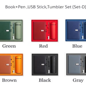 K&ouml;nnte beinhalten: Ein Geschenkset mit der Aufschrift Book+Pen, USB Stick, Tumbler Set (Set-D) in sechs Farbvarianten: Gr&uuml;n, Rot, Blau, Braun, Schwarz und Grau. Jedes Set enth&auml;lt ein Notizbuch mit silbernem Verschluss, einen Stift, einen USB-Stick und einen Becher.