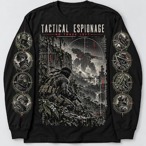 Könnte beinhalten: Ein schwarzes Langarmshirt mit einem Grafikdruck und dem Text TACTICAL ESPIONAGE NO TRACE LEFT. Das Design zeigt einen Soldaten im Dschungel, einen großen mechanischen Roboter und kreisförmige Porträts verschiedener Figuren auf den Ärmeln.
