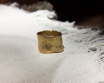 Handgemachter Rindenring: Messing, Silber oder Gold - Naturinspirierter Schmuck