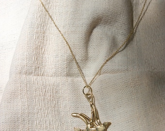 Handgefertigte Halskette aus Messing mit Vogel-Anhänger - Maine inspiriert Weite Schmuck