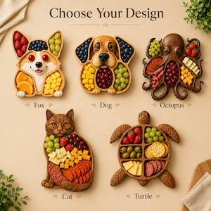 Puede incluir: Cinco bandejas de madera con formas de zorro, perro, pulpo, gato y tortuga, cada una con secciones divididas rellenas de aperitivos como frutas, queso, galletas y embutidos. El texto Choose Your Design aparece centrado en la parte superior.