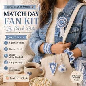 Puede incluir: Un patrón de ganchillo digital titulado Match Day Fan Kit en azul cielo y blanco. La imagen muestra una roseta de ganchillo, una muñequera a rayas, un llavero de banderín, un llavero de balón de fútbol y un coletero, todo en azul y blanco.