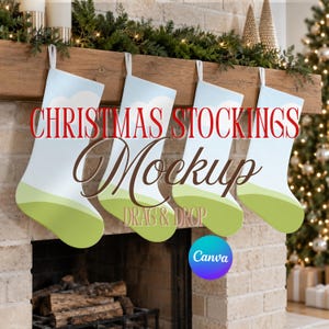 Op de afbeelding: Vier witte kerstsokken met een grafische print van een lichtblauwe lucht en groene heuvels, hangend aan een houten schoorsteenmantel. De tekst CHRISTMAS STOCKINGS Mockup DRAG & DROP staat in rood en bruin over de afbeelding, met een blauw-paars Canva-logo.