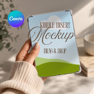 Può includere: Una custodia trasparente per Kindle con una grafica di cielo azzurro, nuvole bianche e colline verdi. Il testo "KINDLE INSERT Mockup" e "DRAG & DROP" è scritto in marrone. La custodia ha una cornice trasparente e angoli arrotondati.