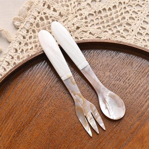 Handgjort set med sked och gaffel i natursnäckor | Bestick av pärlemor, fars dag-present