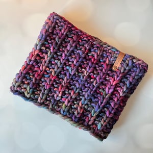 ラグジュアリーなパープルレッドブルーのメリノウールニットネックウォーマー - 手染め糸を使用したハンドニットカウル