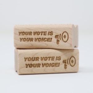 Mary aime les cartes postales Votre voix est votre voix Tampon en caoutchouc pour vos cartes postales aux électeurs et autres campagnes électorales !