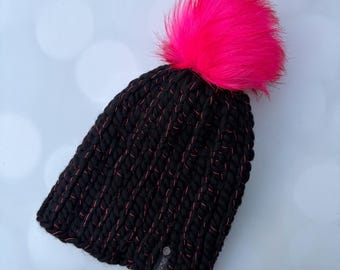 Czarna dzianinowa czapka - Czarno-różowa ręcznie robiona czapka beanie z ręcznie malowaną włóczką