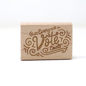 Mary aime les cartes postales Chaque vote compte ! Un tampon en caoutchouc pour vos cartes postales et vos créations de scrapbooking, parfait pour écrire à vos commerciaux ou à GOTV