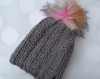 Szara czapka dzianinowa - Czapka beanie w kolorze szarym i metalicznym, ręcznie robiona na drutach z ręcznie malowanej włóczki