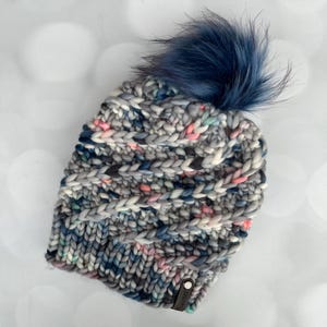 Gorro de lã merino de luxo em tons de cinza e azul - Gorro tricotado à mão com fios tingidos artesanalmente e design em espiral.
