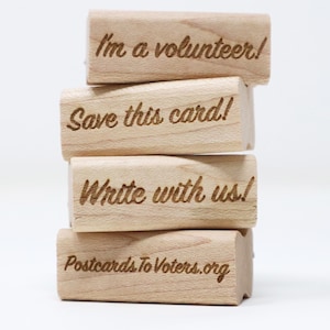 Mary aime les cartes postales Tampons en caoutchouc pour les campagnes de cartes postales GOTV « Gardez cette carte ! « Ecrivez avec nous ! « Je suis bénévole ! "postcardstovoters.org"